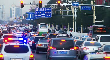 Xiaomi studia un sistema che evita d’incontrare semafori rossi. Con guida autonoma migliora sicurezza e flussi del traffico