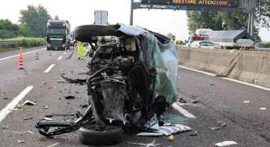 Fanno video a incidente mortale con lo smartphone in autostrada, 10 automobilisti multati. Polstrada: «Condotta scellerata»