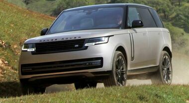 Range Rover, la regina è sempre lei: V8, 530 cv, 260 km/h, 0-100 in 4,6", ma è più silenziosa di un'elettrica