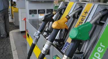 Benzina al self cala a 1,680 euro/litro, diesel a 1,785. Al servito prezzo medio praticato è 1,830 euro/litro