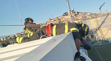 Allarme allo stadio, copertura rimossa. Anche ieri altri interventi dei vigili del fuoco