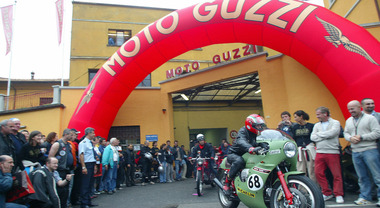 Giornate Mondiali Guzzi, a Mandello via alla festa dell’Aquila. Tra motori e musica si celebra il centenario