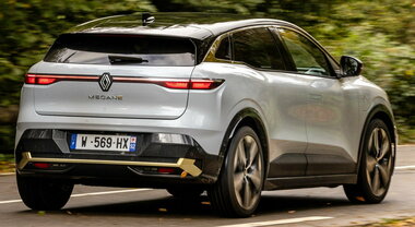 Megane E-Tech, la compatta elettrica di Renault traccia la strada della sostenibilità. Dalle zero emissioni ai materiali riciclati utilizzati