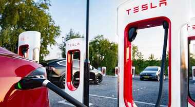 Tesla supera i 10mila supercharger in Europa. La casa di Musk estende il suo network di ricarica