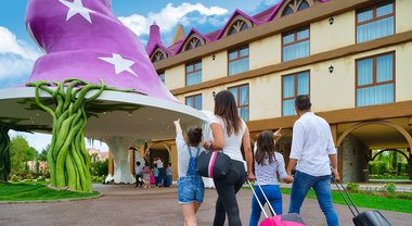 Foreste, cristalli e maghi: ecco Gardaland Magic Hotel, il regno della fantasia