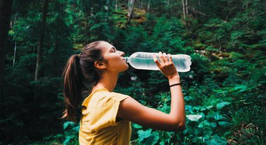 Rischio disidratazione, con il caldo bere di più e aggiungere soluzioni reidratanti
