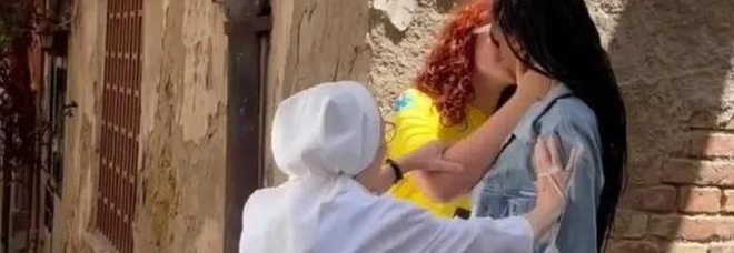 Bacio saffico tra due donne in strada a Napoli, la suora s'infuria: «Che fate, è il diavolo!»
