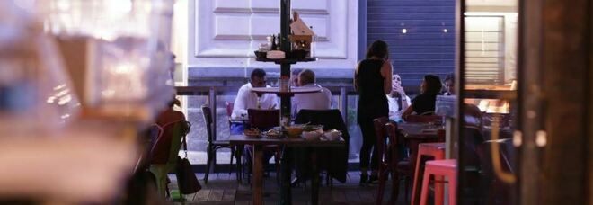 Movida a Napoli, turista rapinato dell'orologio da seimila euro mentre era seduto al tavolino del bar