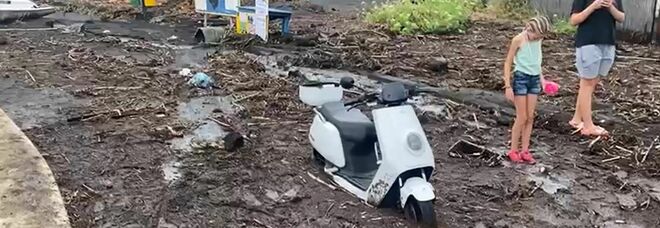 Stromboli in ginocchio tra fango e detriti: residenti e turisti si mettono a spalare
