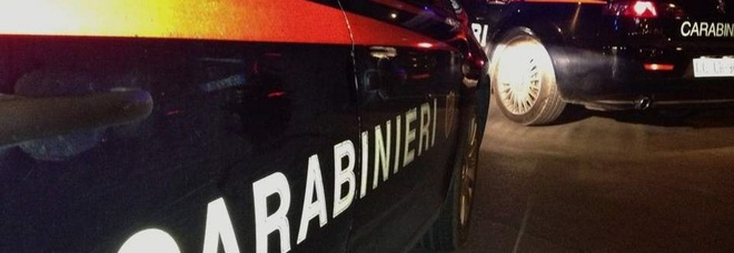 Ladri in fuga speronano auto carabinieri, è caccia a tre malviventi