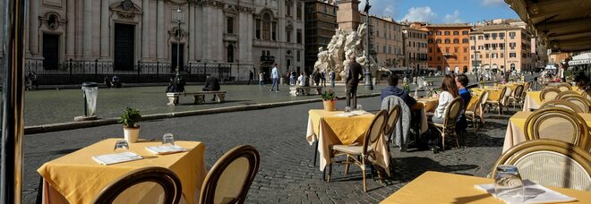 Un ristorante affacciato con i suoi tavolini in piazza Navona