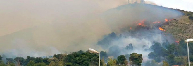 Erice, vasto incendio sulla montagna minaccia le case: evacuati gli abitanti