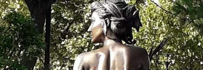 Spigolatrice di Sapri, è bufera: «Quella statua è sessista»
