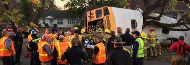 Scuolabus contro un albero: morti 5 bambini delle elementari e 5 feriti. L'autista ha perso il controllo del mezzo