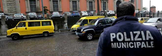 Napoli, vigile urbano investito da un automobilista multato