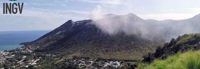 Terremoto alle isole Eolie di magnitudo 4.3, eruzione a Stromboli e zona rossa a Vulcano: cosa succede alle Lipari?
