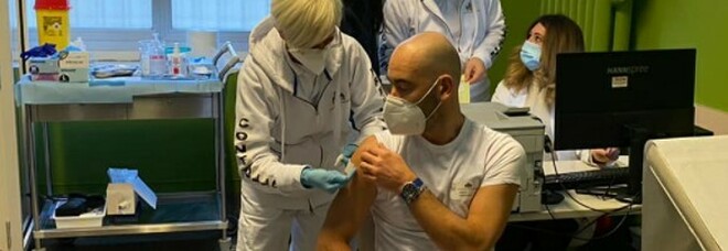 Covid, Bassetti: «Minacciato e insultato dai no-vax per il vaccino, la gente non merita di stare su Facebook»