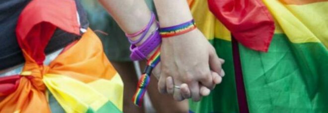Napoli, Arcigay: «Ancora omofobia, ad Arzano schiaffi a due ragazze per un bacio»