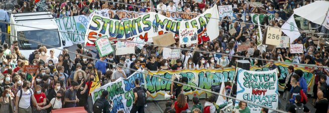 Greta Thunberg alla marcia per il clima di Milano. Sfilano in 50.000: «Salviamo il pianeta»