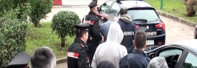 Camorra, arrestati due carabinieri a Napoli: hanno favorito il clan Cutolo