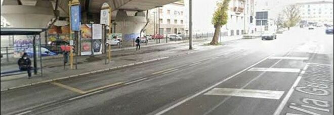 Ancona, 21enne travolto e ucciso alla fermata del bus: un'autocisterna l'ha trascinato per diversi metri