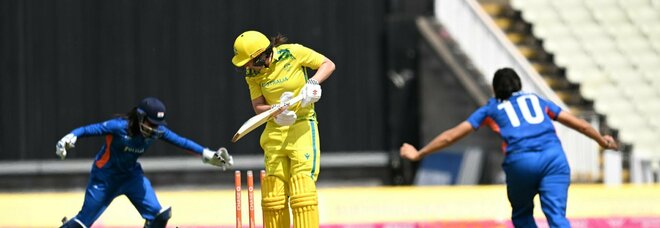 Australia giocatrice positiva scende in campo al torneo internazionale di cricket: scoppia la polemica