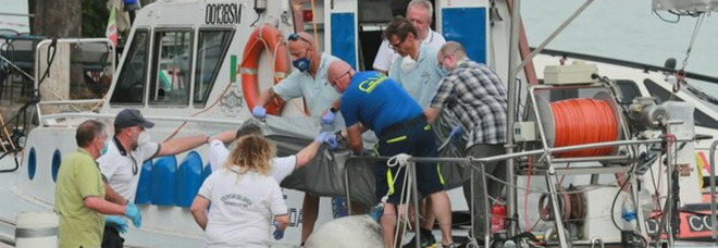 Lago di Garda, si getta per salvare il figlio che stava annegando ma viene inghiottito dall'acqua: disperso turista 52enne