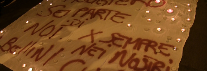 A piazza Bellini fiaccolata per ricordare Vincenzo: «Sei parte di noi, per sempre nei nostri cuori»