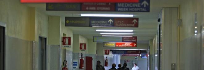 In preda alla rabbia sfascia il pronto soccorso: in otto per bloccarlo