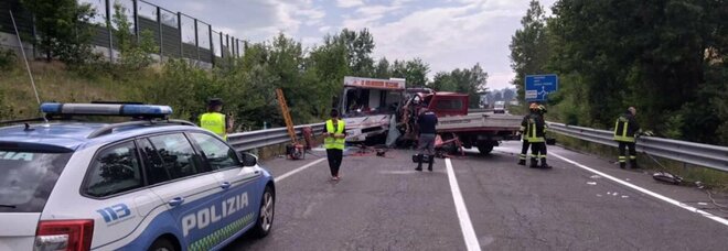 Alessandria, incidente in superstrada: cinque morti in scontro fra camion e furgone