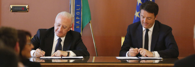 Renzi firma il Patto per la Campania. Bordate a De Magistris ed Emiliano: «Mancano accordi solo con loro due»