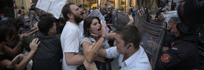 Renzi a Napoli, tensioni e scontri ferita la consigliera comunale De Majo