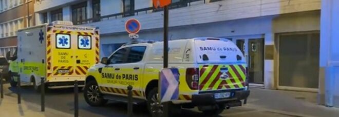 Sparatoria a Parigi, un morto e quattro feriti: arrestato uno dei due assalitori, si ignora il movente