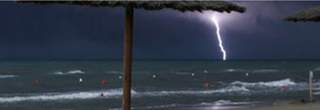 Fulmine colpisce famiglia in spiaggia a Soverato: 4 feriti, uno è grave. Ricoverato anche un bimbo di 6 anni
