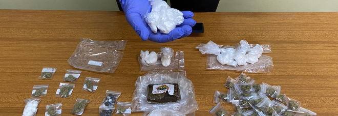 Carico di cocaina, hashish e marijuana scoperto nella grondaia di una casa
