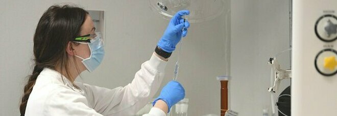 Covid, idrossiclorochina addio: «Contro il virus usiamo un farmaco anti Ebola»