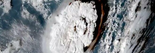 Erutta vulcano sottomarino a Tonga, onde dello tsunami fino in Usa. La fuga dei residenti