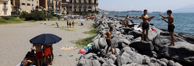 Napoli, il pasticcio della “app”: le spiagge libere restano deserte