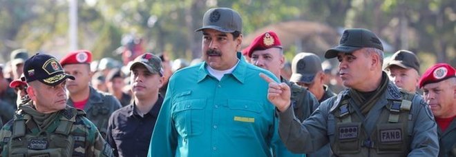 Venezuela, Maduro alle donne: «Fate sei figli ciascuna per il bene del paese». Bufera sui social