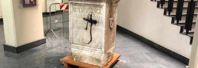 Giugliano: Ara funeraria romana in degrado, tutelata ed esposta in Comune