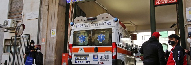 Napoli, la rivolta degli infermieri dell'ospedale Pellegrini: «Violenza e stress, trasferiteci tutti»