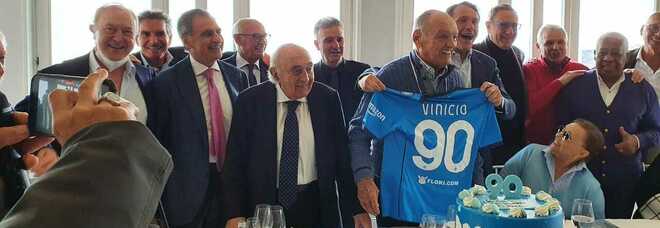 Luis Vinicio compie 90 anni, festa a Napoli con i suoi ragazzi