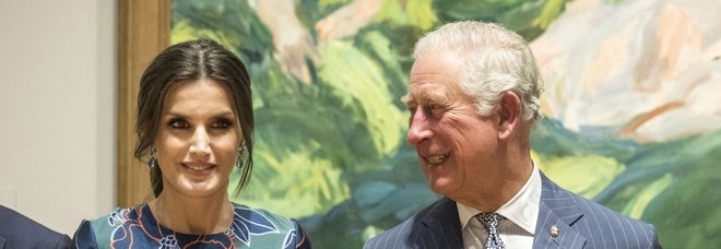 Letizia di Spagna strega il principe Carlo: sorrisi e galanterie alla National Gallery
