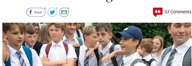Londra, la scuola impone i pantaloni lunghi anche d'estate: e gli studenti maschi si presentano in gonna