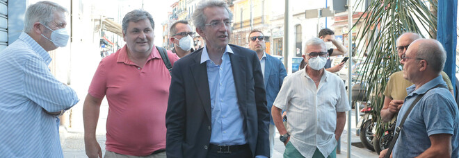 Faida di camorra a Ponticelli, il quartiere in piazza con Manfredi: «Le marce non servono, ora dateci più agenti»