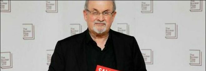 Salman Rushdie, lo scrittore accoltellato a New York è stato staccato dal respiratore: è di nuovo in grado di parlare