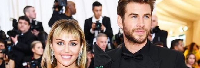 Miley Cyrus e Liam Hemsworth si lasciano a 8 mesi dalle nozze: «Lei sta con una donna»