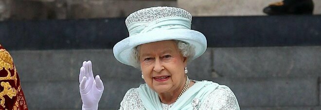 Botte tra guardie e valletti vicino a Buckingham Palace: la rissa imbarazza la regina Elisabetta Botte tra guardie e valletti vicino a Buckingham Palace: la rissa imbarazza la regina Elisabetta