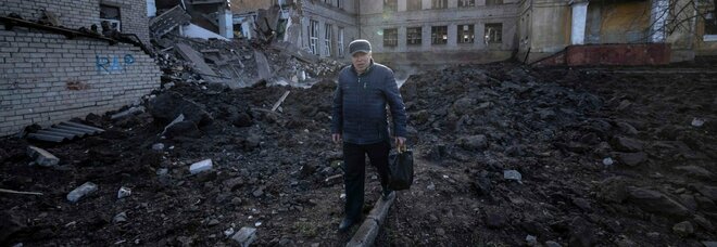 Ucraina, diretta: l'orrore di Bucha, trovata nuova fossa comune. Soldatesse ucraine «denudate e abusate dai russi»