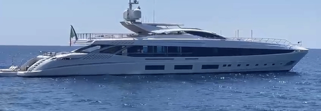 "El leon" lo yacht di lusso di Zanetti, patron di Segafredo, "incanta" Palinuro
